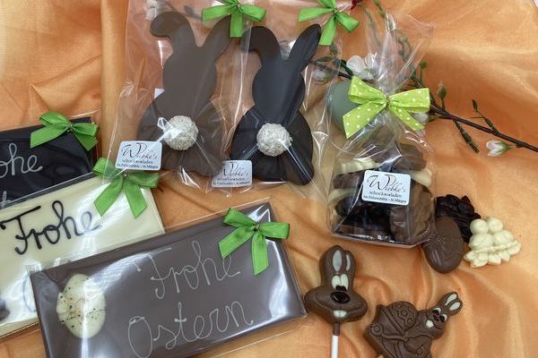 Osterhasi mit Bommel, Schoko-Osterei mit 2 Pralinen, Schokoladentaler mit Ostermotiv, Lolly (Pos. 20 bis 23) 