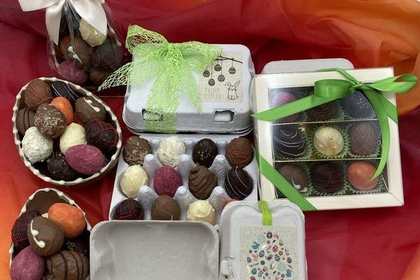 Pralinen-Eier in verschiedenen Varianten verpackt (Pos.28 bis 32)