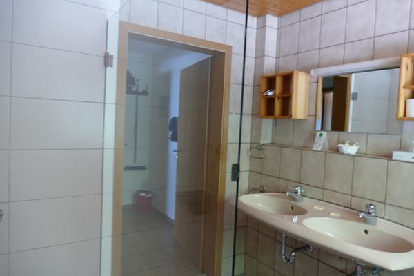 Badezimmer Glaserbach der Ferienwohnung des Gasthaus Felsenstble in St. Mrgen