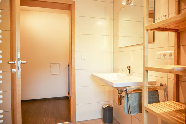 -Badezimmer mit Dusche der Ferienwohnung "Hornberg" des Gasthaus Felsenstble in St. Mrgen im Schwarzwald