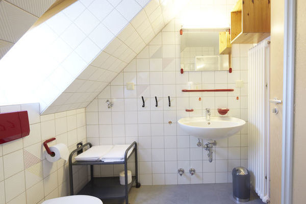 Bad mit Wanne der Ferienwohnung "Hornberg" des Gasthaus Felsenstble in St. Mrgen im Schwarzwald