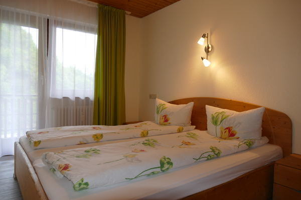 Schlafzimmer  der Ferienwohnung "Hexenloch" des Gasthaus Felsenstble in St. Mrgen