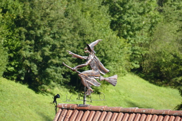 Wetterhexe auf dem Dach vom Felsenstble im Schwarzwald